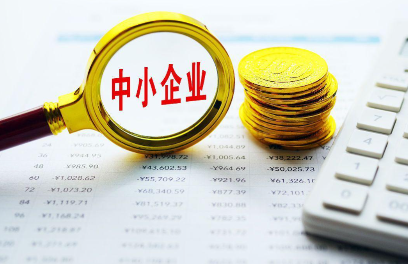 商超金属货架与木质展柜性能对比及适用场景分析